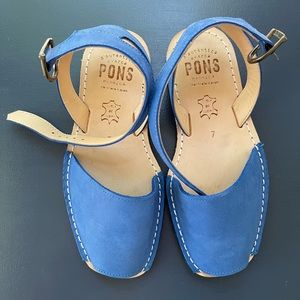 Like-new women's Classic Strap Pons Avarcas in Royal Blue. Size 7.